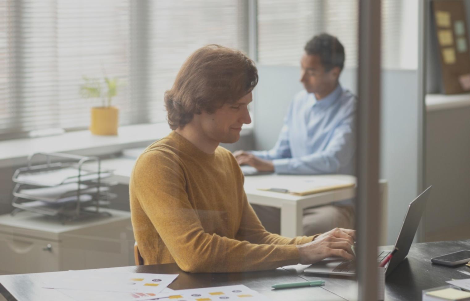 Modernes Büro mit Finanzplanung am Computer